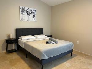una camera da letto con un letto in una stanza di Quiet Cozy Private Room Perfect for Work or Vacation RM2 shared home a Sarasota