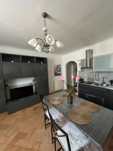 cocina con mesa de comedor con sillas y comedor en The APT 23 Tivoli, en Tívoli
