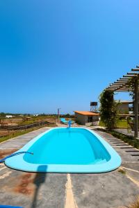 a large blue swimming pool in a parking lot at Casa Meraki-Cajueiro da Praia-PI in Cajueiro