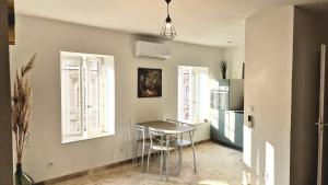 a kitchen with a table and chairs in a room at Appartement 2 chambres climatisé in Saint-Ambroix