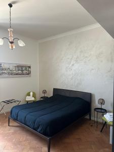 Un dormitorio con una cama azul en una habitación. en The APT 23 Tivoli, en Tívoli