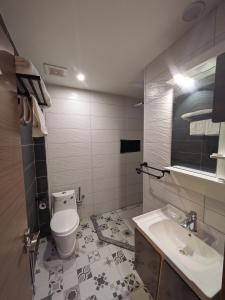 un baño con inodoro y lavabo en HOTEL Bab El Madina, en Adrar 7 fotos más