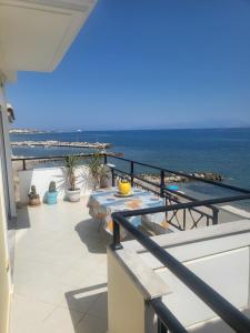 a balcony with a view of the ocean at Διαμέρισμα "LENIA" μπροστά στην θάλασσα! in Kiaton