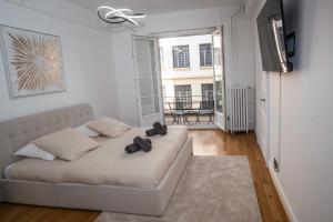 TV a/nebo společenská místnost v ubytování Grand appart cosy - quartier calme