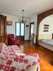 a living room with a couch and a bed at Appartamento Luisa 2 in Domaso