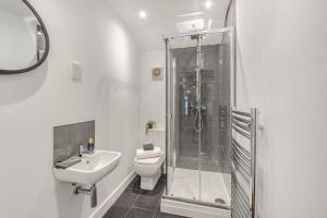 ein Badezimmer mit Dusche, Toilette und Waschbecken in der Unterkunft Aurum House Luxury Apartments in Blackpool + 25 Fotos