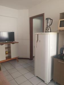 - une cuisine avec un mixeur au-dessus d'un réfrigérateur dans l'établissement Apartamento de 35 m2 em Itapema, à Itapema