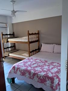 une chambre avec deux lits superposés dans une pièce dans l'établissement Apartamento de 35 m2 em Itapema, à Itapema