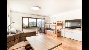 TV a/nebo společenská místnost v ubytování Bergparadies Natur Pur Kaution 50 Eur ENTHALTEN IN BUCHUNGSBETRAG direkte Buchung möglich keine Freigabe erforderlich Raumüberlassung siehe Informationen Kaution wird direkt nach Auszug zurücküberwiesen