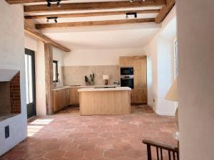 a large kitchen with a large island in a room at Maison - Vue mer - Clim et Piscine - 6 ch - 4 sdb - Sauna - St Martin de Ré in Saint-Martin-de-Ré +49 photos
