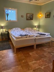 a bedroom with a large bed in a room at Lasmarmas in Älvkarleby