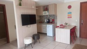 a kitchen with a counter and a kitchen with a refrigerator at Flat Luxuoso e Romântico no Quartier com Vista in Barra do Piraí