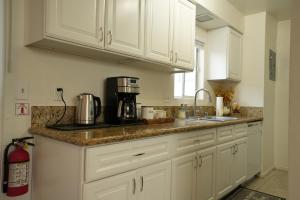 Gallery image of Entire Stylish 2-Bedroom Townhouse, Beach & Disney in Huntington Beach