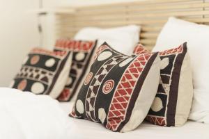 a group of pillows sitting on a bed at Vakantiehuisjes Theodorus en Josephine - Landgoed Heerdeberg- Maastricht in Cadier en Keer