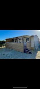un edificio con una recinzione di fronte di Les Pieds dans le Sable a Ploemeur