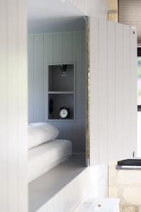 ein Schlafzimmer mit zwei weißen Betten in einem Zimmer in der Unterkunft Vakantiehuisjes Theodorus en Josephine - Landgoed Heerdeberg- Maastricht in Cadier en Keer