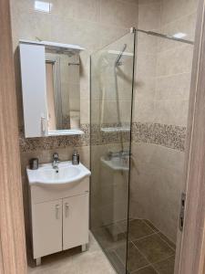 Ένα μπάνιο στο Apartments Paris