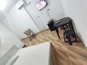 a living room with a table and a chair at Apartamentos Mobiliados - UFRPE-UABJ in Belo Jardim