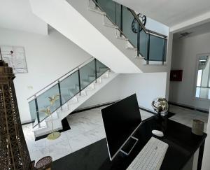 Μια τηλεόραση ή/και κέντρο ψυχαγωγίας στο Apartments Paris +40 φωτογραφίες