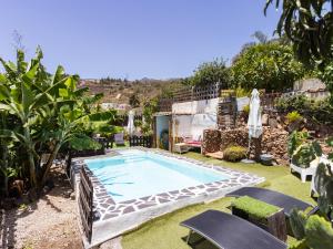 ein Swimmingpool mitten in einem Hof in der Unterkunft Live Candelaria Araya Muy mia in Candelaria