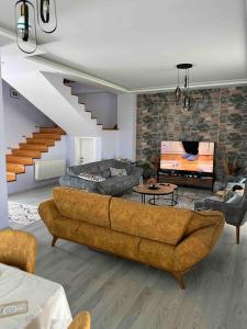 Posezení v ubytování A comfortable villa with pool in Cesme VillaAtasoy
