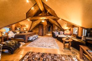 Postel nebo postele na pokoji v ubytování Coyote Bluff Estate + 37 fotografií