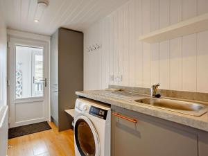 une cuisine avec une machine à laver et un évier dans l'établissement 2 Bed in Isle of Skye 75068, à Portree 15 autres photos