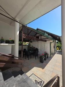 a patio with a table and a butterfly on it at Apartman Vanna in Ludbreg