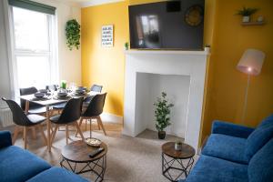 TV a/nebo společenská místnost v ubytování The Sunny Side, 4 bedrooms, 4 beds, FREE Parking, 3 minutes to the beach