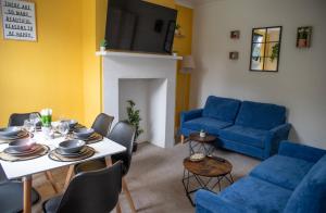 Posezení v ubytování The Sunny Side, 4 bedrooms, 4 beds, FREE Parking, 3 minutes to the beach