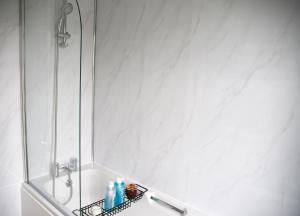 Koupelna v ubytování The Sunny Side, 4 bedrooms, 4 beds, FREE Parking, 3 minutes to the beach + 39 fotografií