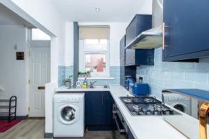 O bucătărie sau chicinetă la Home Near Leeds City Centre & Elland Road