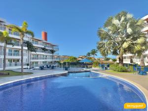 a swimming pool at a resort with palm trees at Solarium Residence no Porto das Dunas in Aquiraz