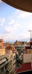 una vista de una ciudad desde una ventana en City centre studio, en Tesalónica