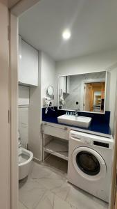 Ένα μπάνιο στο Orbi City-SGC 4