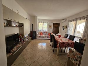 un salon avec une table et un canapé dans l'établissement La Stella Marina, à Bari Sardo