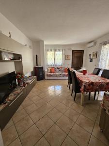 un salon avec une table, des chaises et un canapé dans l'établissement La Stella Marina, à Bari Sardo 91 autres photos