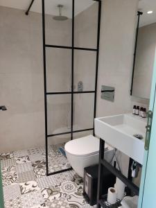 un bagno con un water e un lavandino di Stylish Duplex for 6, Central a Sarandë