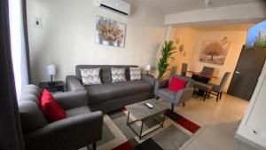 a living room with a couch and a table at Casa Oasis Veracruzano in Veracruz