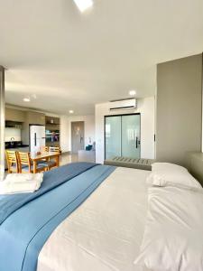 Una cama o camas en una habitación de Flat Planejado com Vista para Avenida Afonso Pena 23 fotos más