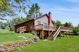 ein großes Haus mit seitlicher Terrasse in der Unterkunft North Hill Cross Retreat in Ludlow