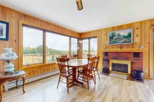 ein Esszimmer mit Tisch und Kamin in der Unterkunft North Hill Cross Retreat in Ludlow