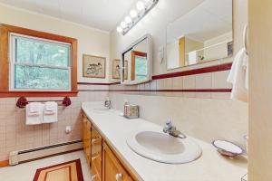 ein Badezimmer mit zwei Waschbecken und einem Spiegel in der Unterkunft North Hill Cross Retreat in Ludlow