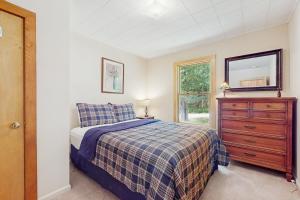 ein Schlafzimmer mit einem Bett, einer Kommode und einem Spiegel in der Unterkunft North Hill Cross Retreat in Ludlow