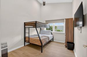 Voodi või voodid majutusasutuse Family-Friendly Boca Gem! 4BR 3BA with Pool & Sauna toas +47 fotot