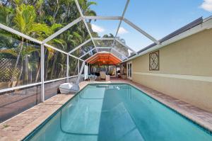 Bassein majutusasutuses Family-Friendly Boca Gem! 4BR 3BA with Pool & Sauna või selle lähedal