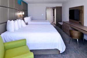 Cabana Shores Hotel客房内的一张或多张床位