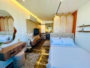 a small room with a bed and a kitchen at Seychelles stylish studio i905 TenTon Zamalek in Cairo