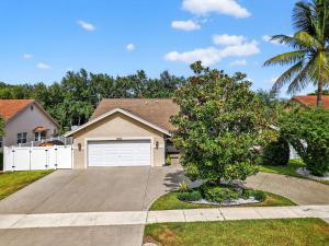 Aed väljaspool majutusasutust Family-Friendly Boca Gem! 4BR 3BA with Pool & Sauna