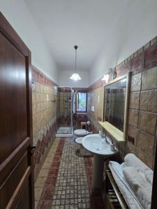 a bathroom with three sinks and two toilets at B&B Copellace in Torre di Ruggiero +4 photos